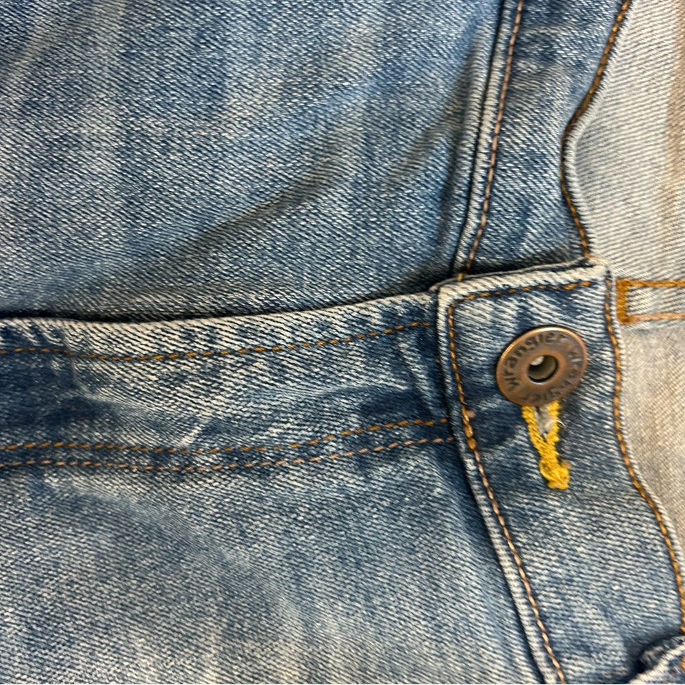 Wrangler Slim Straight Medium Wash Jeans. 36 x 32. Classic denim. - Picture 7 of 14